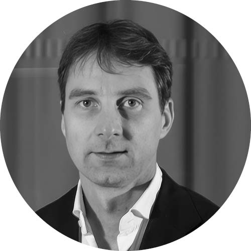 <strong>Ján Krnáč</strong><p class="gala-anotacia"><strong>Ján Krnáč</strong> je manažérom so skúsenosťami v odvetví developmentu a financovania rezidenčných a komerčných nehnuteľností. Svoju profesionálnu kariéru začal ešte počas štúdia v roku 2002 v spoločnosti Development Cresco. V rokoch 2004 a 2005 zastával funkciu Sales and Marketing Managera v spoločnosti Cresco Group, kde sa v roku 2006 stal obchodným riaditeľom. Od roku 2010 zastáva pozíciu výkonného riaditeľa CRESCO REAL ESTATE. Pod jeho vedením odovzdal developer do užívania tisícky bytov na Slovensku a v Českej republike a za svoj úspech považuje najmä spokojných klientov, ktorí našli domov v projektoch spoločnosti CRESCO REAL ESTATE. Je pravidelným rečníkom na domácich aj medzinárodných konferenciách o nehnuteľnostiach. Je nominovaný za dlhoročnú prácu v developmente a financovaní rezidenčných a komerčných nehnuteľností a za tisícky odovzdaných bytov pod jeho vedením.</p><br><a class="gala-anotacia-tgl">profil</a>