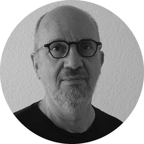 <strong>Kornel Kobák</strong><p class="gala-anotacia"><strong>Kornel Kobák</strong> je architekt a urbanista s 36-ročnou odbornou praxou. V jeho portfóliu sú projekty v celom rozsahu architektonickej tvorby – od dizajnu po územné plánovanie. Jeho diela boli ocenené v súťažiach CE ZA AR a Stavba roka, nominované na Cenu ARCH, Cenu Dušana Jurkoviča a Krištáľové krídlo. Štvrté volebné obdobie je členom predstavenstva Slovenskej komory architektov (SKA) a ako jej 1. podpredseda sa venuje agende zahraničných vzťahov, teoretickým otázkam architektonickej profesie a oblastiam autorského, zmluvného, stavebného a environmentálneho práva. Jeho nominácia je ocenením neúnavnej práce na zlepšovaní podmienok vykonávania povolania architekta.</p><br><a class="gala-anotacia-tgl">profil</a>